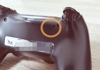 PS4コントローラー背面リセットボタン