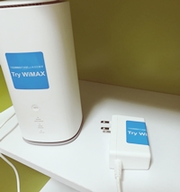 TryWiMAXのルーターと電源アダプター