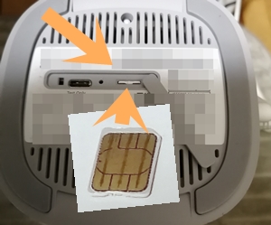 TryWIMAXのSIMカード挿し込む様子